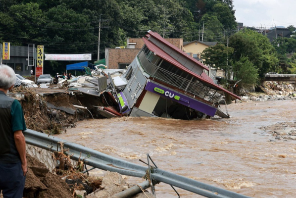 தென்கொரியாவில் பெய்துவரும் கனமழை! 17 பேர் பலி | 17 Death South Korea Rains Cause Landslide Floods