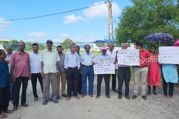 வவுனியா- வேப்பங்குளத்தில் அரச ஊழியர்கள் போராட்டம் | Government Employees Protest In Vavuniya