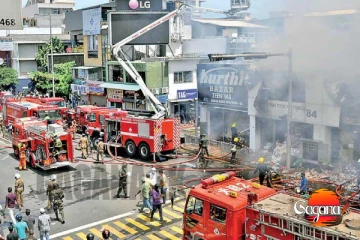 නගරෙ මැද ලොකු ගින්නක්, තෙමහල් වෙළෙඳසැලක් සම්පූර්ණයෙන්ම අළු වෙයි ගින්න පාලනයට පොලීසියෙන් ඉල්ලීමක්