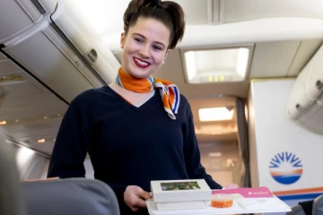 பிரபலமான விமானத்தில் வழங்கப்பட்ட உணவில் துண்டிக்கப்பட்ட  தலை!