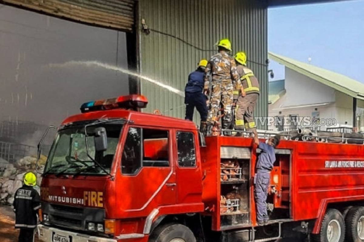 குருநாகலில் உள்ள புத்தக விற்பனை நிலையமொன்றில் தீப்பரவல் | Fire Breaks Out At A Bookstore In Kurunegala