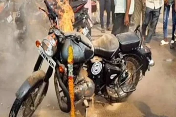 ஆந்திராவில் வெடித்து சிதறிய புல்லட் பைக்..தெறித்து ஓடிய மக்கள்