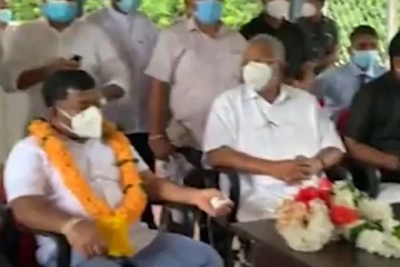 மாலையை கழட்ட விரும்பாத பிள்ளையான்!