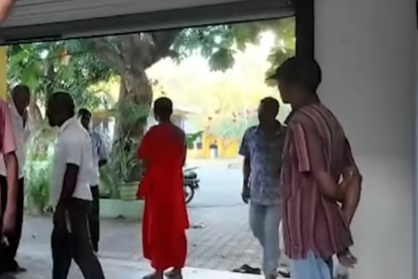 விகாரை ஒன்றுக்குள் கண்டுபிடிக்கப்பட்ட மகிந்தவின் இரகசிய அறை | Mahindas Secret Room Discovered விகாரை ஒன்றுக்குள் கண்டுபிடிக்கப்பட்ட மகிந்தவின் இரகசிய அறை | Mahindas Secret Room Discovered