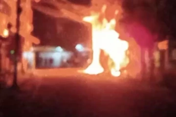 අම්පාරේ වෙළදසැලක් සම්පූර්ණයෙන්ම ගිනි ගනී... ගිනි නිවන හමුදාව බීමතින්... සිදු වූ කලබලය..