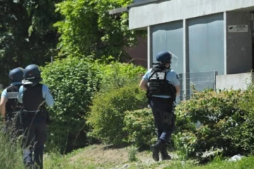 பொலிஸ் நிலையத்துக்குள் கத்தியுடன் நுழைந்த மர்ம நபர் அராஜகம்... உயிருக்கு போராடும் பெண் பொலிசார்: பிரான்சில் பரபரப்பு