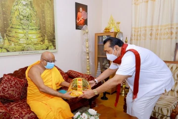 கண்டி தலதா மாளிகையில் வழிபாட்டில் ஈடுபட்டுள்ள பிரதமர்