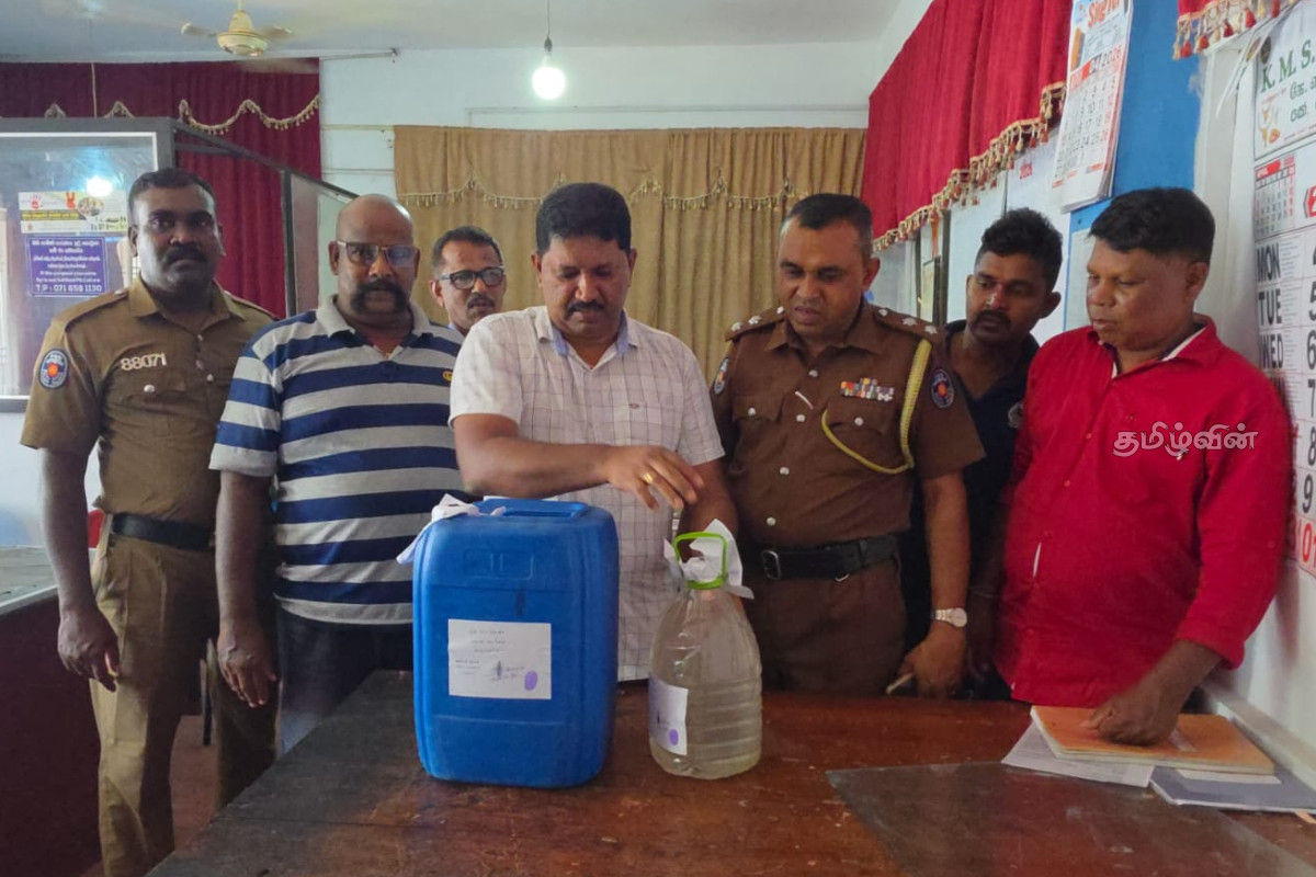 27.5 லீட்டர் கசிப்புடன் 29 வயது வர்த்தகர் கைது..! பொலிஸாரின் தொடர் தீவிர சோதனை | 29 Year Man Arrested For Leaking 27 5 Liters 27.5 லீட்டர் கசிப்புடன் 29 வயது வர்த்தகர் கைது..! பொலிஸாரின் தொடர் தீவிர சோதனை | 29 Year Man Arrested For Leaking 27 5 Liters