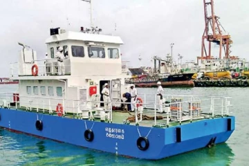 இடைநிறுத்தப்பட்ட எழுதாரகை படகுச் சேவை - சிரமத்திற்குள்ளாகும் பயணிகள்