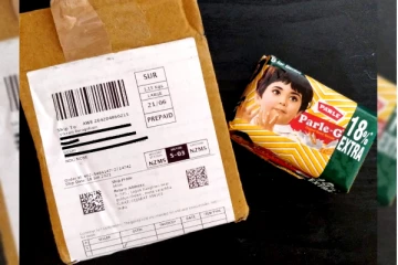 அமேசானில் ஆர்டர் செய்த பொருளுக்கு பதிலாக வந்த Parle-G பிஸ்கட்! வாடிக்கையாளரின் வேடிக்கை செயல்