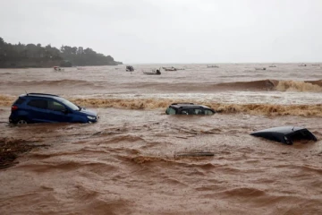 அட கடவுளே.. 20 கார்களை அலேக்கா தூக்கி சென்ற சூறாவளி - வைரலாகும் வீடியோ!