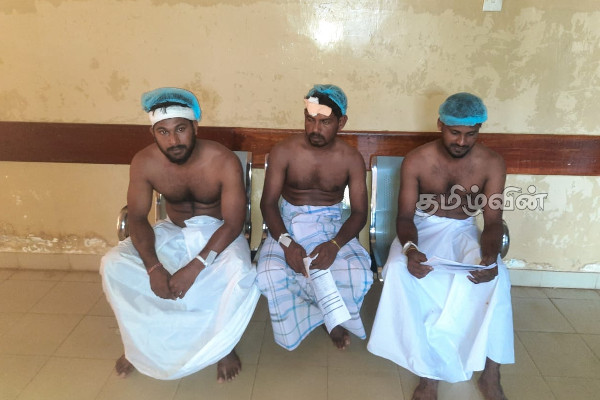 ஆலயத்தில் அலங்கார பணியில் ஈடுபட்டிருந்த இளைஞர்கள் மீது தாக்குதல்: நால்வர் படுகாயம் | Unidentified Some Attack Youths Kilinochchi Temple