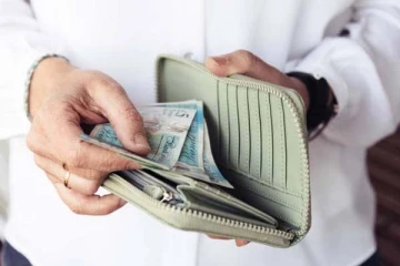 பர்ஸில்  பணம் பலமடங்கு பெருக வேண்டுமா? இந்த மாதிரி வைங்க அதிசயம் நடக்கும்