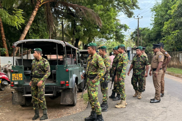 யாழில் சுற்றிவளைக்கப்பட்ட விபச்சார விடுதிகள் ; இளைஞர்களுடன் வசமாக சிக்கிய யுவதிகள் | Two Lodges Surrounded In Jaffna