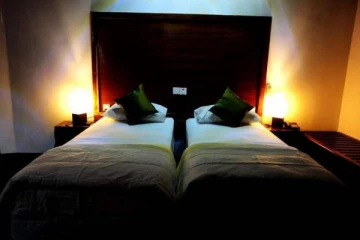 தமிழர் பிரதேசத்தில் விடுதியில் அறை எடுத்து இருவரின் மோசமான செயல்; பொலிஸார் கிடுக்கிப்பிடி