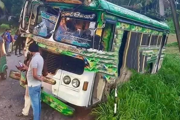 அதிகாலையில் தனியார் இரு பேருந்துகள் மோதி விபத்து; பயணிகளின் நிலை என்ன? | Two Private Buses Collided In The Early Morning