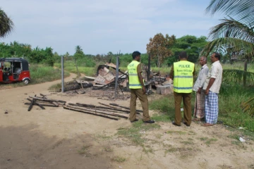 தமிழர் பகுதியொன்றில் மீன்வாடியில் மீட்கப்பட்ட பொருளால் அதிர்ச்சியில் பொலிஸார்