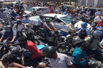 இதுதான் லாக்டவுனா? .. வாகனங்களில் வரிசை கட்டி நிற்கும் சென்னை