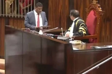 හපිපු ලෙබ්බේ මහමුදු රිපාඩ් මහතා නව පාර්ලිමේන්තු මන්ත්‍රීවරයෙකු ලෙස කථානායකවරයා ඉදිරියේ දිවුරුම් දෙයි