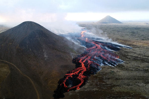 ஐஸ்லாந்து தலைநகர் எரிமலையில் குமுறல் | Volcano Erupts In Icelands Capital