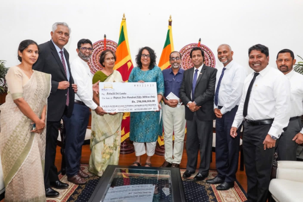 பிரதமர் ஹரிணியிடம் சந்திரிகா கையளித்த 250 மில்லியன் பணம் | Chandrika Gives 250 Million For Disaster Recovery