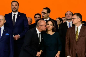 மேடையிலேயே பெண் அமைச்சருக்கு முத்தம் கொடுக்க முயன்ற அமைச்சர் - எழும் கண்டனங்கள்!