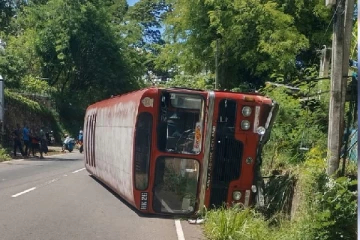 வீதியை விட்டு விலகி கவிழ்ந்த பேருந்து : பயணிகளின் நிலை ..!