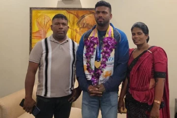 රටටම ආඩම්භරයක් වෙමින් පොදුරාජ්‍ය මණ්ඩලීය ක්‍රීඩා උළෙලේ රන් පදක්කම දිනූ රුමේෂ් තරංග දිවයිනට