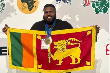 பளு தூக்கும் போட்டியில் இலங்கைக்குப் பெருமை சேர்த்த யாழ். மைந்தன் (Photos)