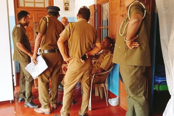 யாழ்.நகரில் திடீரென முற்றுகையிடப்பட்ட விடுதிகள் -சிக்கிய இளைஞர்,யுவதிகள் (படங்கள்) | Hotels Suddenly Besieged In Jaffna