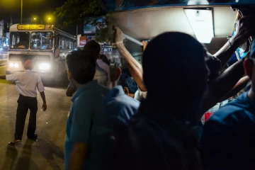 பேருந்துக்குள் உயிருக்கு போராடிய பயணிகள் - பொலிஸாரிடம் அவசர உதவி கோரிய மக்கள்