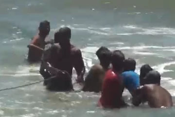 මුහුදේ දියනෑමට ගිය තරුණයින් දෙදෙනෙක් ජීවිතක්ෂයට - තවත් අයෙකුට අසාධ්‍යයි..(VIDEO)