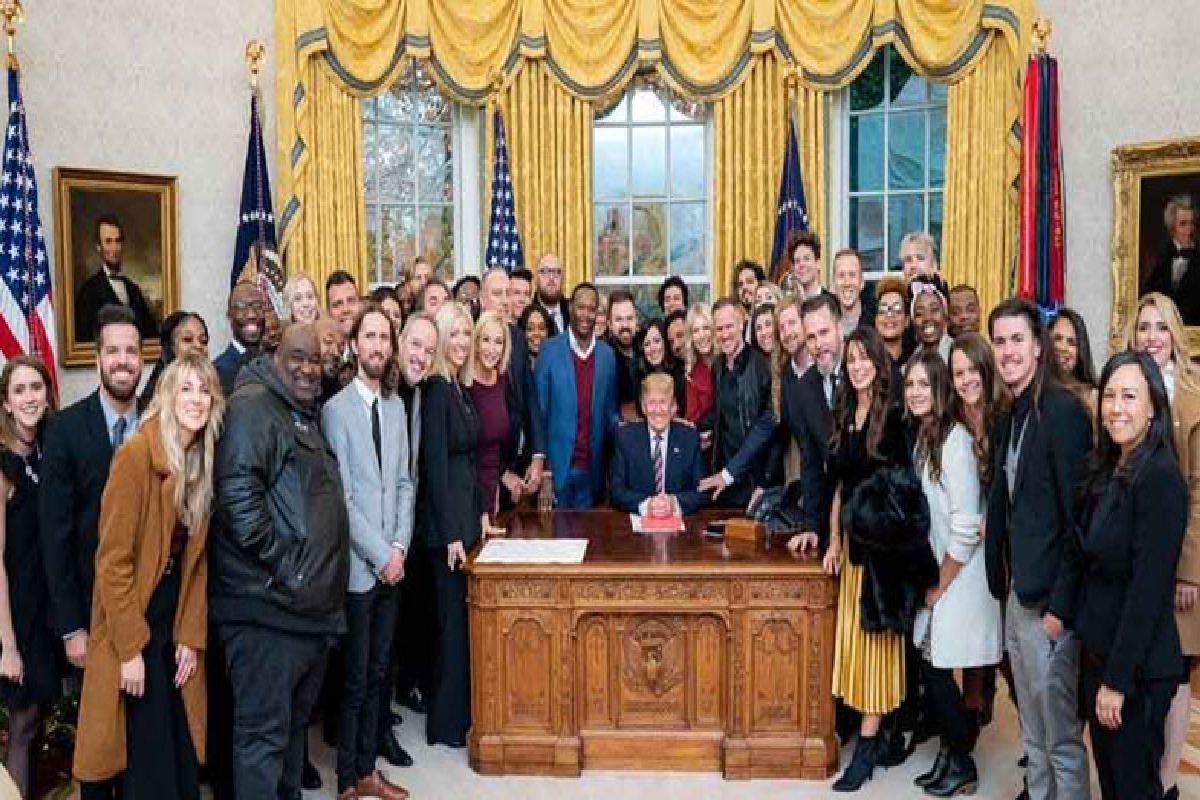 ட்ரம்பை ஆசீர்வதிக்க வெள்ளைமாளிகையில் குவிந்த போதகர்கள் | 50 Pastors Gathered White House Bless Trump