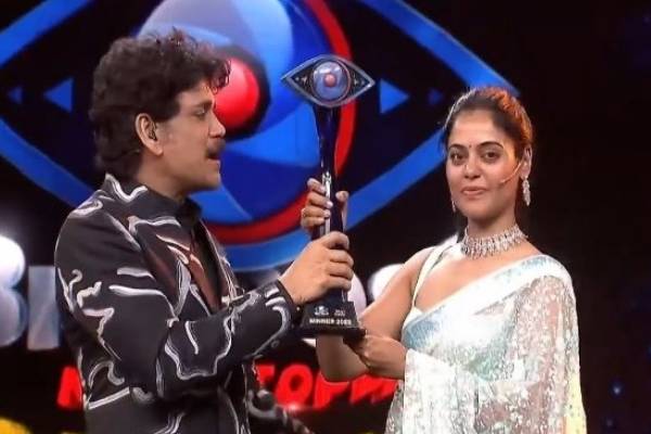 பிக்பாஸ் டைட்டிலை வென்ற முதல் பெண் போட்டியாளர் - குவியும் தமிழ் ரசிகர்களின் வாழ்த்துக்கள் | Bindhu Madhavi Wins Bigg Boss Telugu Title