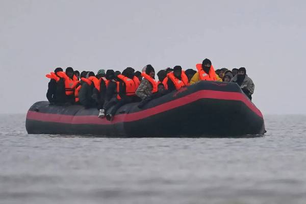 புலம்பெயர்ந்தோர் விவகாரம்... நாடொன்றிற்கு விசா தடைகள் விதித்த பிரித்தானியா | Uk Slaps First Visa Sanctions