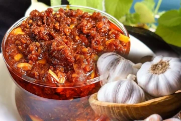 garlic pickle : நாவூரும் சுவையில் காரசாரமான பூண்டு ஊறுகாய்... எளிமையாக எப்படி செய்வது?