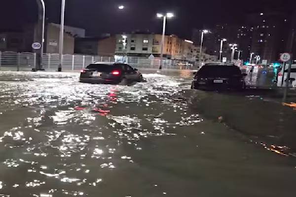 ஐக்கிய அமீரகத்தை மிதக்கவைத்த பேய் மழை... டசின் கணக்கான விமானங்கள் ரத்து | Rare Rainstorm Hits Uae