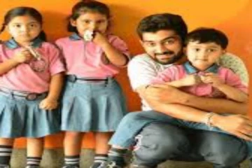 பெற்றோர்களை இழந்த 100 குழந்தைகளை தத்தெடுத்த இளைஞர்...