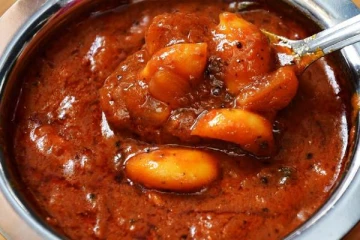 ஒரு வாரம் ஆனாலும் கெடாத பூண்டு குழம்பு - ருசியாக செய்வது எப்படி?