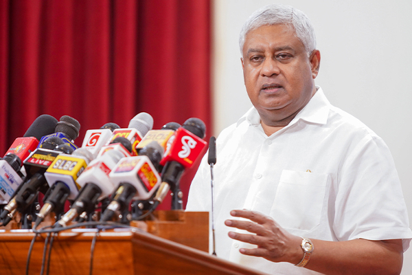 ஈஸ்டர் தாக்குதல்கள் தொடர்பில் காவல்துறையினர் எவரும் குற்றஞ்சாட்டப்படவில்லை: திரான் அலஸ் | 2019 Easter Attack Sri Lanka Tiran Alas