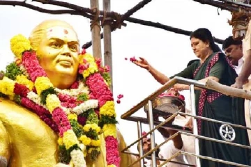 கொட்டும் மழையில் தேவர் சிலைக்கு சசிகலா மரியாதை