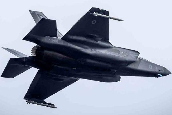 கேரளாவில் சிக்கியது போன்ற பிரித்தானிய F-35B போர் விமானம் ஜப்பானில் அவசரமாக தரையிறக்கம் | Uk F 35B Fighter Jet Emergency Landing Japan
