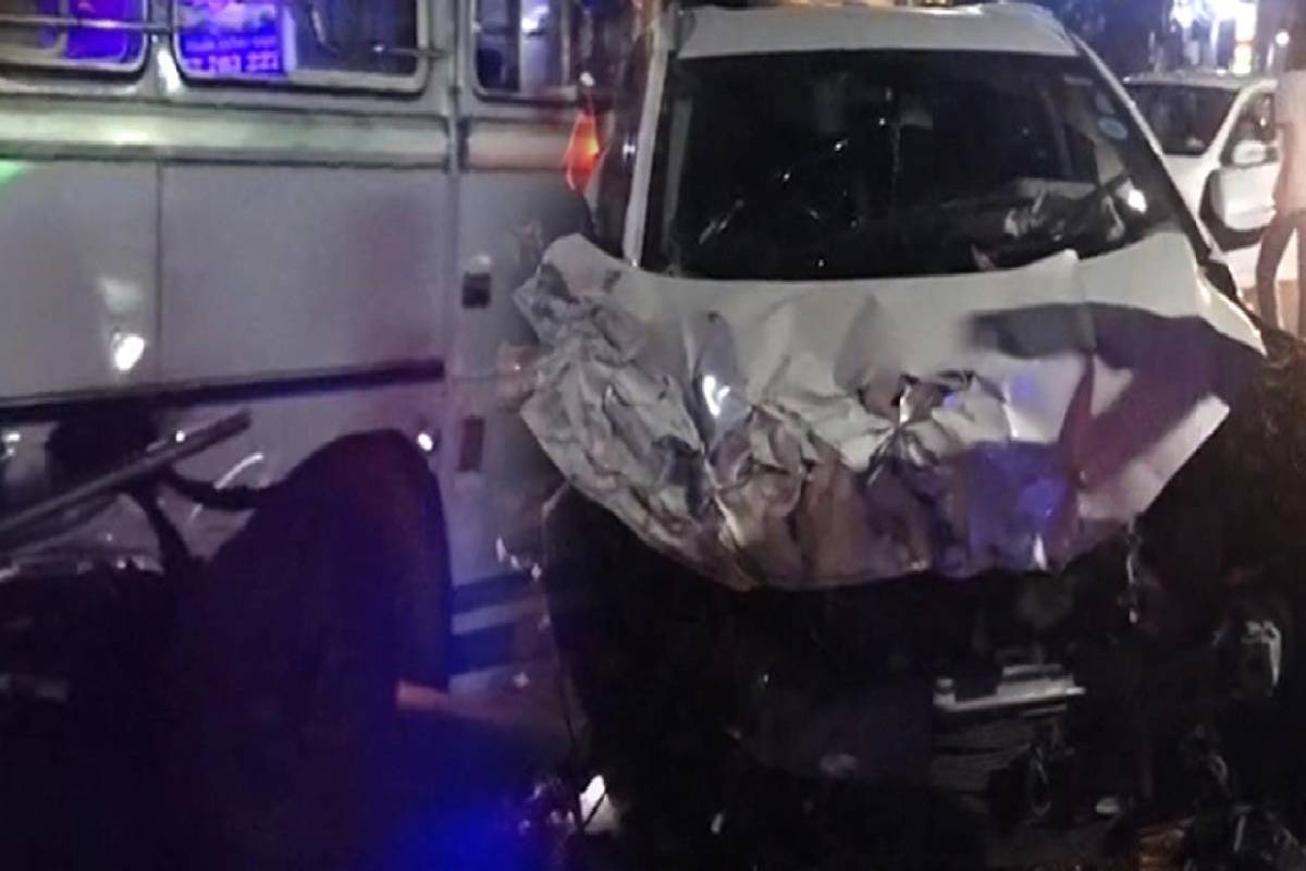 அதிகாலையில் கொழும்பில் இடம்பெற்ற கோர விபத்து ; பேருந்து மோதியதில் காருக்கு கடும் சேதம் | Fatal Accident In Colombo Early In The Morning அதிகாலையில் கொழும்பில் இடம்பெற்ற கோர விபத்து ; பேருந்து மோதியதில் காருக்கு கடும் சேதம் | Fatal Accident In Colombo Early In The Morning