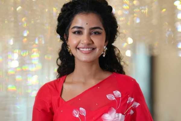 இயக்குநர் என்னை அப்படி கஷ்டப்படுத்தினார்!! மேடையில் வெளிப்படையாக பேசிய நடிகை அனுபமா பரமேஸ்வரன்.. | Anupama Opens About How Director Kaushik