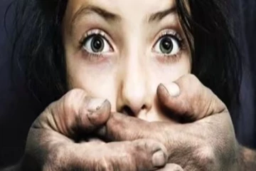 லிப்ட் கொடுத்து சிறுமிக்கு கூட்டு பாலியல் வன்கொடுமை - உயிரோடு எரித்த பெற்றோர்!