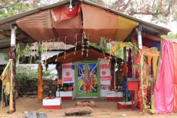 இடித்தழிக்கப்பட்ட மற்றுமொரு வரலாற்று ஆலயம் - வீதியில் தூக்கி எறியப்பட்ட அம்மன் விக்கிரகம் (படங்கள்)