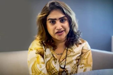 பிரபல நடிகரின் கன்னத்தை பிடித்து உம்மா கொடுக்க சென்ற வனிதா- யாருக்கு பாருங்க