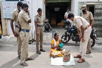 கணவனால் கைவிடப்பட்ட 2வது மனைவி - முதல் மனைவி வீட்டின் முன்பு தர்ணா