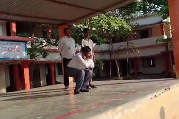 மாணவர்கள் நன்றாக படிக்க வேண்டும் என்று 50 தோப்புக்கரணம் போட்ட தலைமை ஆசிரியர்