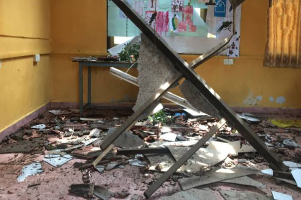 வவுனியாவில் ஏற்பட்ட அசம்பாவிதம்: பாடசாலை கட்டிடம் சேதம்! | Cyclone In Vavuniya Tree Fell The School Building
